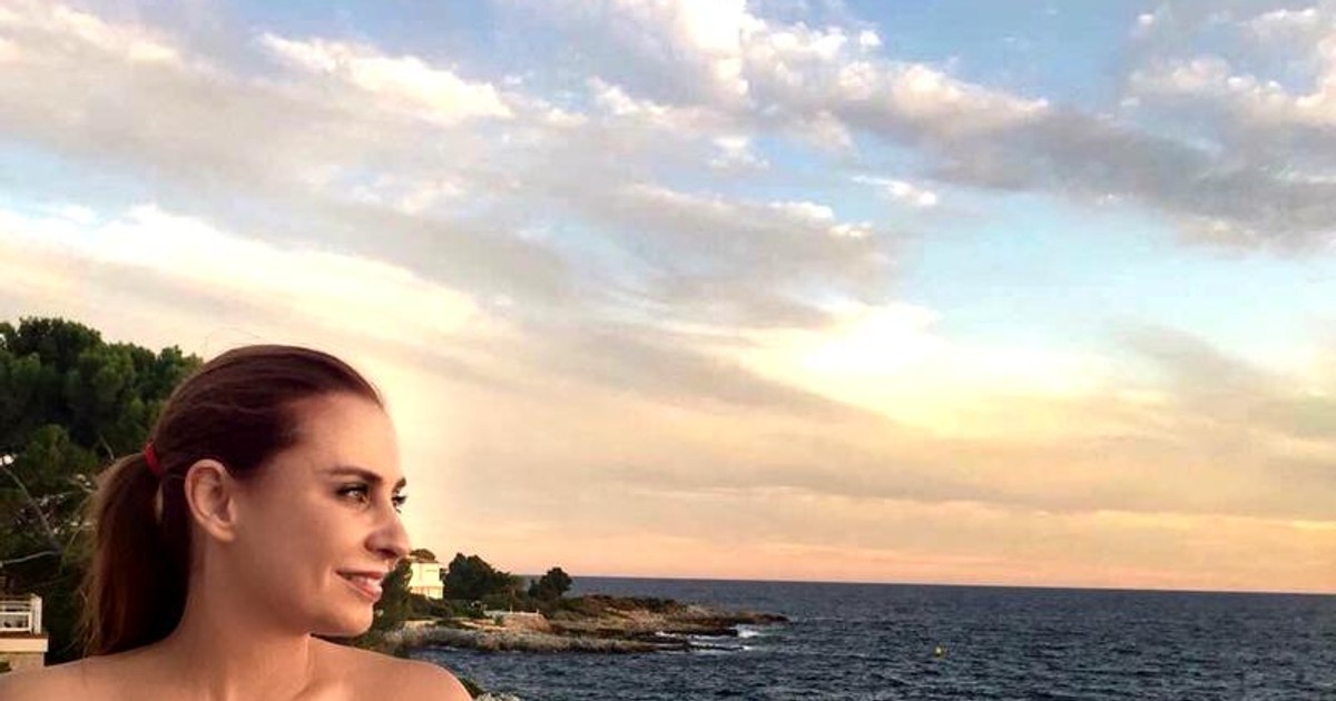 Adina Buzatu a avut părul ars de un hairstylist