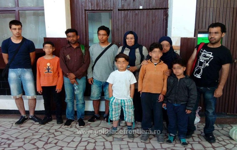Nouă migranţi din Pakistan, Iran și Siria, alături de o călăuză sârbă, depistaţi de poliţiştii de frontieră de la Vărşand