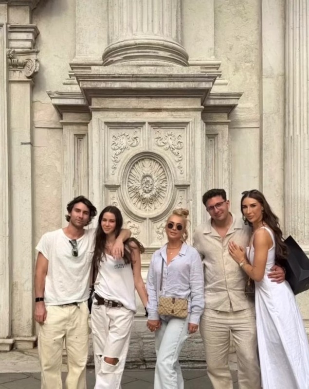 Anamaria Prodan, vacanță în Italia cu fiicele și iubiții acestora. Cu ce se ocupă Sarah și Rebecca Dumitrescu
