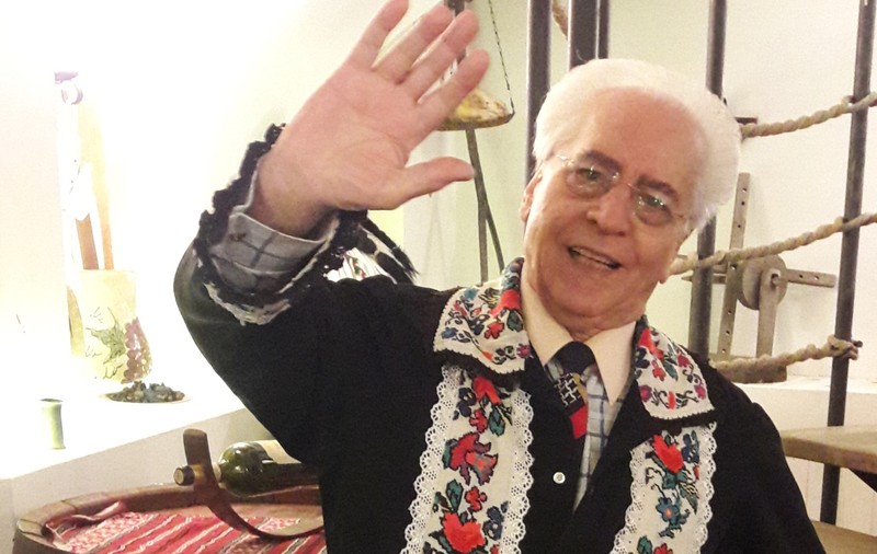 La 84 de ani, cântă la cârciumă 6 zile pe săptămână!Maestrul Ion Lăceanu a fost obligat acum să-și suspende activitatea din cauza coronavirsului