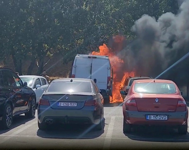 Două mașini, distruse într-un incendiu lângă plaja Modern din Constanța. Un bărbat a suferit arsuri când stingea focul