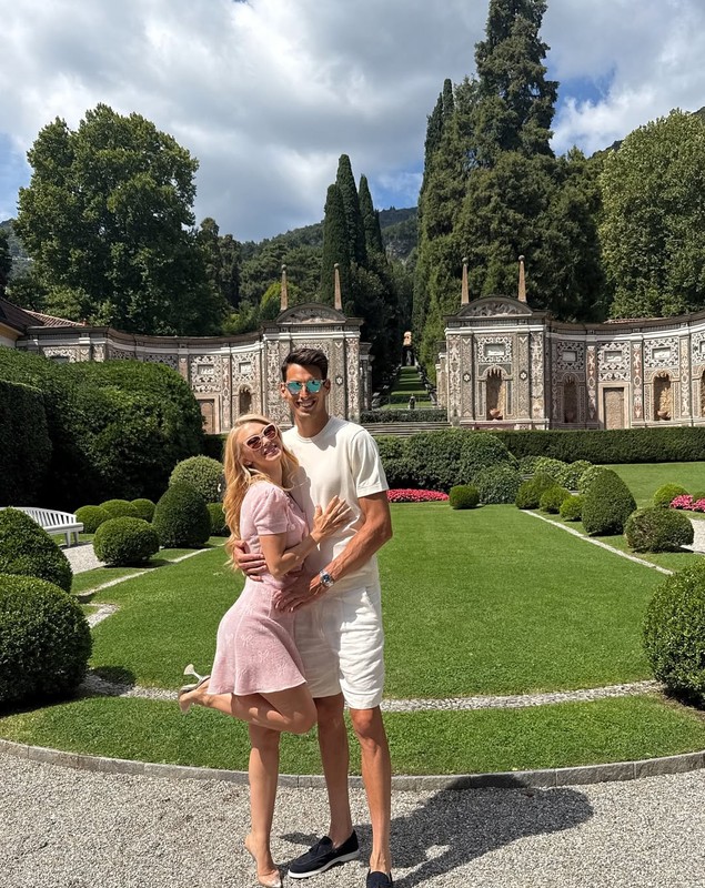 Andreea Bălan, la același restaurant cu George Clooney și Adam Sandler. Artista se află în Italia cu Victor Cornea