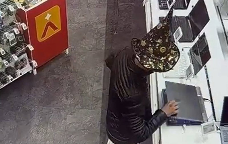 Un bărbat cu o pălărie de vrăjitor a făcut să dispară un laptop dintr-un magazin din Lugoj: l-a vândut și a pierdut toți banii la păcănele