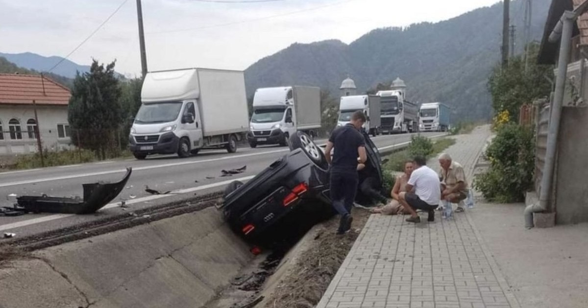 Imagine de la locul accidentului de pe Valea Oltului. Natalia Intotero a fost dusă la spital după ce mașina ei s-a răsturnat. Foto: Antena 3