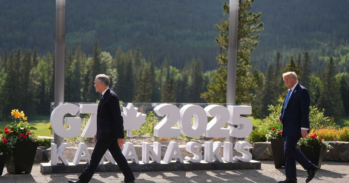 Prim-ministrul canadian Mark Carney și președintele SUA Donald Trump sosesc pentru fotografia de familie în timpul summitului G7 de la Kananaskis, Canada