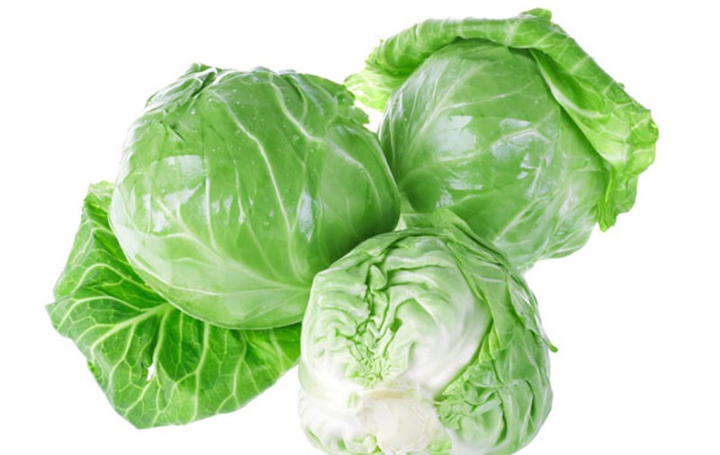 Varza crudă dă strălucire tenului. 7 alimente pentru sănătatea pielii, a unghiilor și a părului