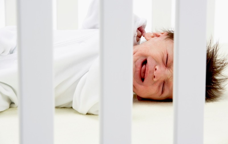 Un bebeluş a suferit arsuri grave, după ce fratele i-a turnat var pe faţă 