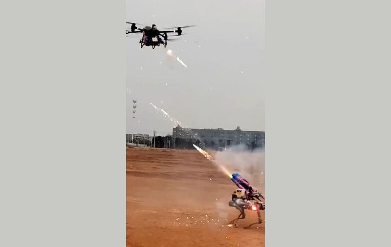 Cum ar arăta războaiele viitorului: Un câine robot și o dronă „s-au luptat” pe un câmp din China | VIDEO