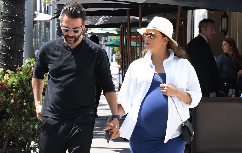 Eva Longoria, însărcinată în luna a șasea, a pozat în costum de baie