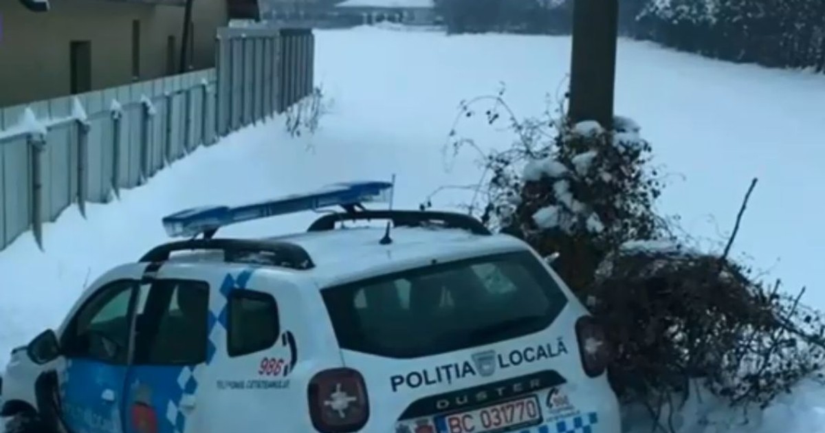 Şeful Poliţiei Locale Bacău a ajuns cu Duster-ul instituției în șanț. Martorii povestesc că era mangă de beat