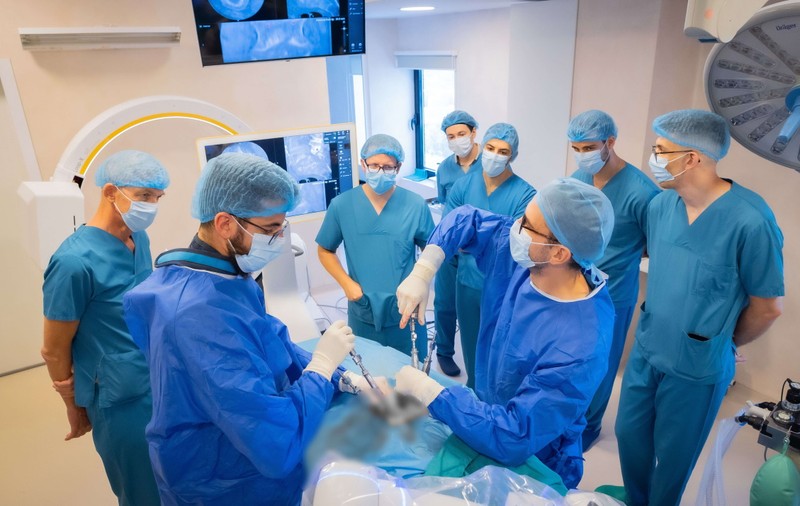 Premieră: MedLife aduce în România cea mai nouă tehnologie robotică din lume în practica neurochirurgicală, la Spitalul Humanitas din Cluj