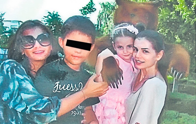 Moni şi Irina s-au pozat cu ursul