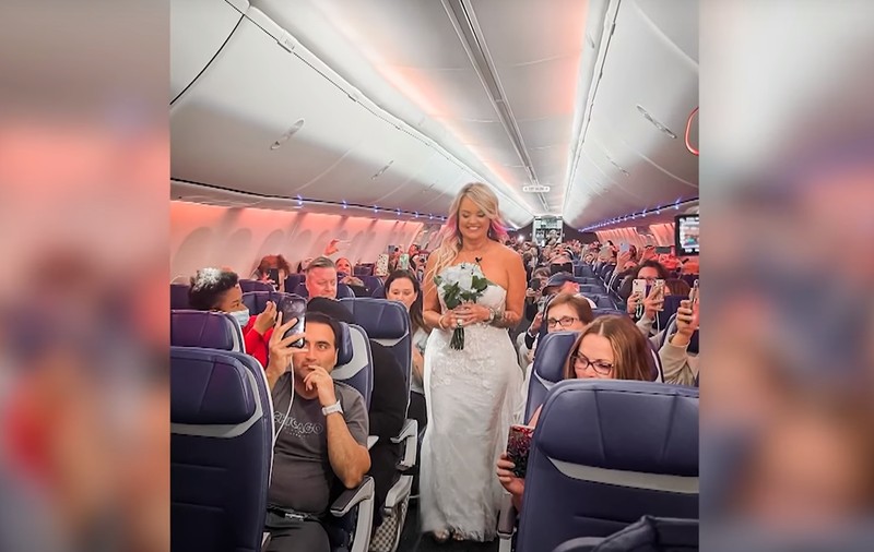 Un cuplu american s-a căsătorit într-un avion, după ce nu a reușit să ajungă la timp la o capelă din San Vegas