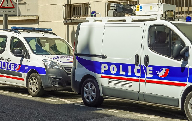 Un copil de 7 ani i-a înjurat și amenințat cu un cuțit pe director și pe un alt angajat, într-o școală din Franța