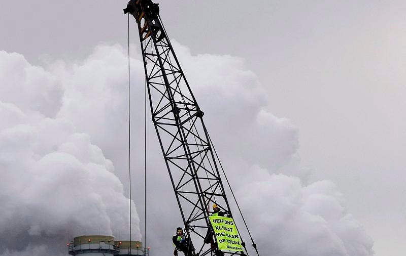 Peste 80 de militanţi Greenpeace, reţinuţi la Rotterdam