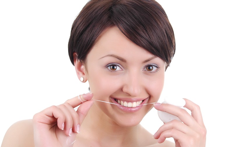 Punem pariu că nu ştiai... cum se foloseşte corect aţa dentară!