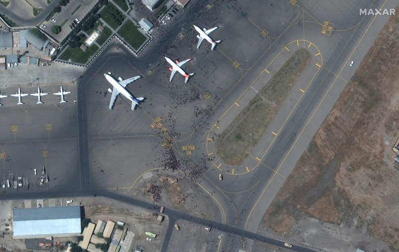 Cum se vede din spațiu haosul de pe aeroportul din Kabul. Imaginile surprinse din satelit