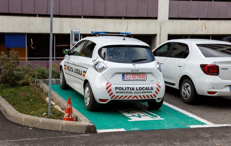 FOTO&VIDEO/ Premieră în România: Orașul în care polițiștii patrulează cu mașini electrice