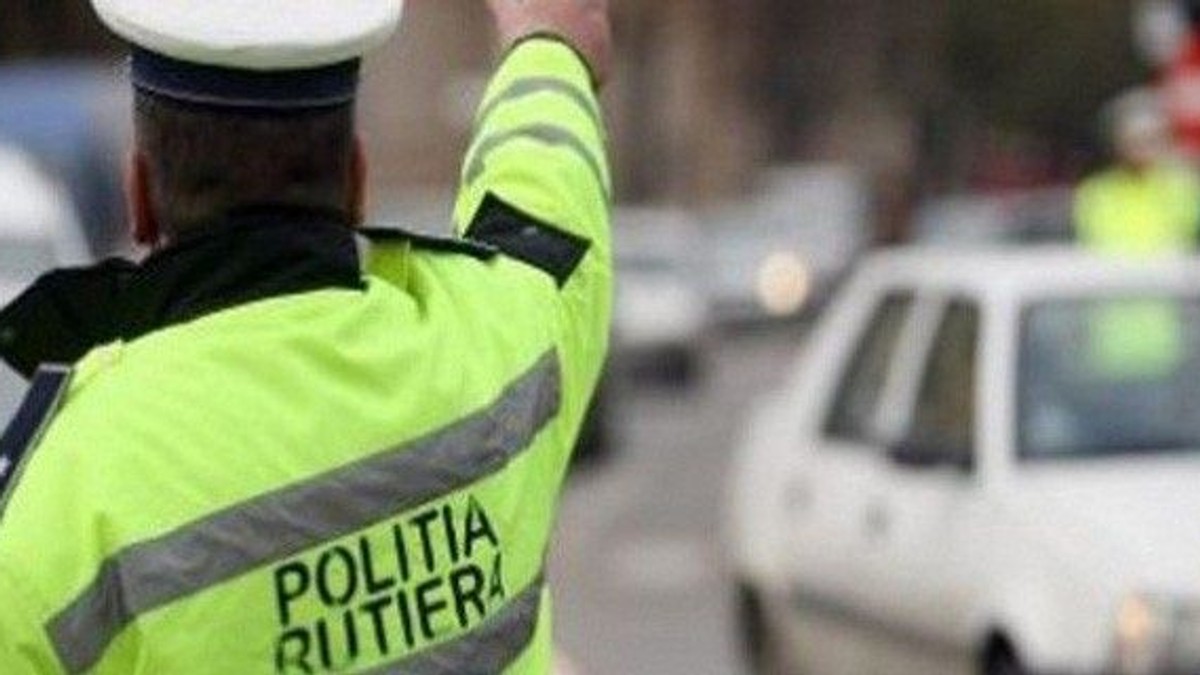 Poliţiştii rutieri au reţinut 408 permise auto