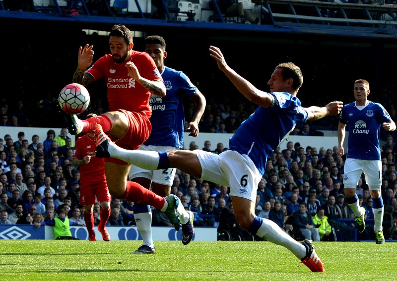 Jagielka, de la Everton, în dreapta, încearcă să-l oprească pe Ings. Foto: EPA