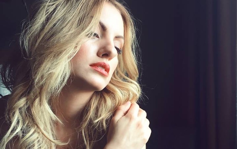Alexandra Stan la Neversea 2017. Asaltată de fani