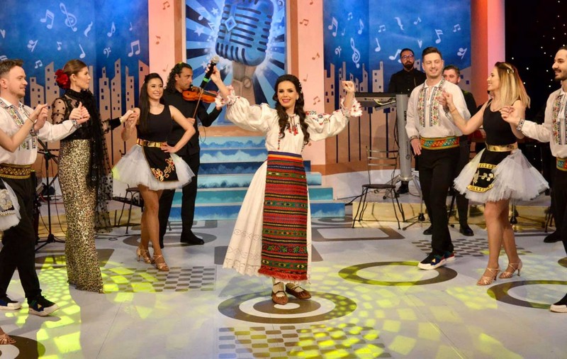 Câți bani câștigă o cântăreață de muzică populară din YouTube. Și-a cumpărat o mașină de peste 100.000 de euro: „Fiecare reușită are un preț”