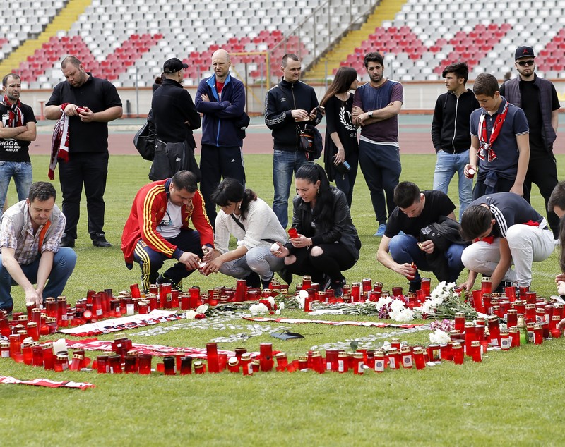 Tragedia i-a unit. Jucătorii de la Rapid și Steaua au mers pe arena rivalilor de la Dinamo să aprindă o lumânare  în memoria lui Ekeng