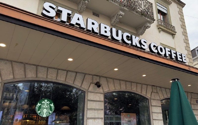 Starbucks închide mai multe de cafenele dintr-o țară europeană. Care este motivul