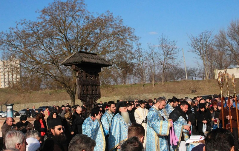 La Catedrala Reîntregirii din Alba Iulia, unii credincioși au venit cu plase pline cu sticle ca să ia apă sfinţită