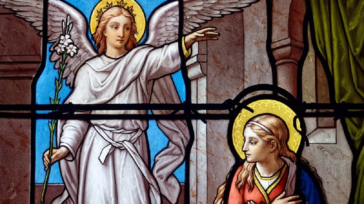 Buna Vestire: obiceiuri şi superstiţii de Ziua Cucului - Vitraliu din secolul al XIX-lea din Joigny, Franța, ilustrând scena în care Sfântul Arhanghel Gavriil o anunță pe Fecioara Maria că va naşte un fiu, pe Isus Hristos Foto:Shutterstock.com