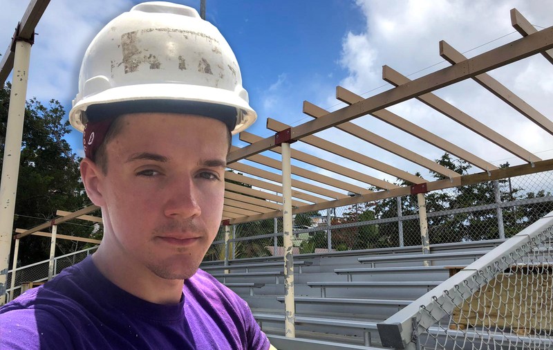 JURNAL DE VOLUNTAR/ Andrei Crețu, românul care lucrează în Caraibe la reconstrucția caselor distruse de uragane. «Am refăcut arena legendei insulei»