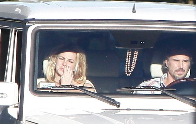 Foto | Britney Spears se scobeşte în nas de mama focului 