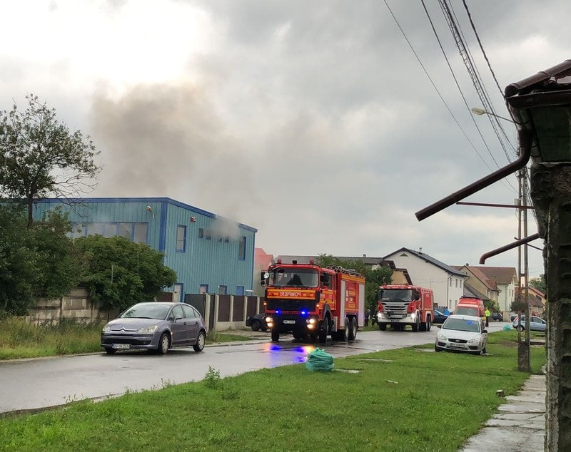 FOTO/ Incendiu la o fabrică de încălţăminte din Hărman, judeţul Braşov. Focul se întinde pe o suprafaţă de 800 de metri pătrați