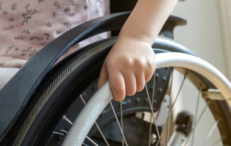 Părinții vor primi 1.600 de lei ajutor pentru tratamentele copiilor cu handicap, în Dej. Actele necesare și data depunerii