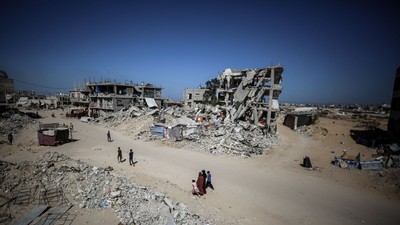 Daily life continues amid Israeli attacks in Khan Yunis