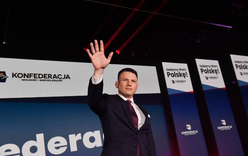 Un partid de extremă dreapta cu discurs libertarian, anti-UE și simpatii pentru Rusia ar putea deveni arbitru în alegerile din Polonia