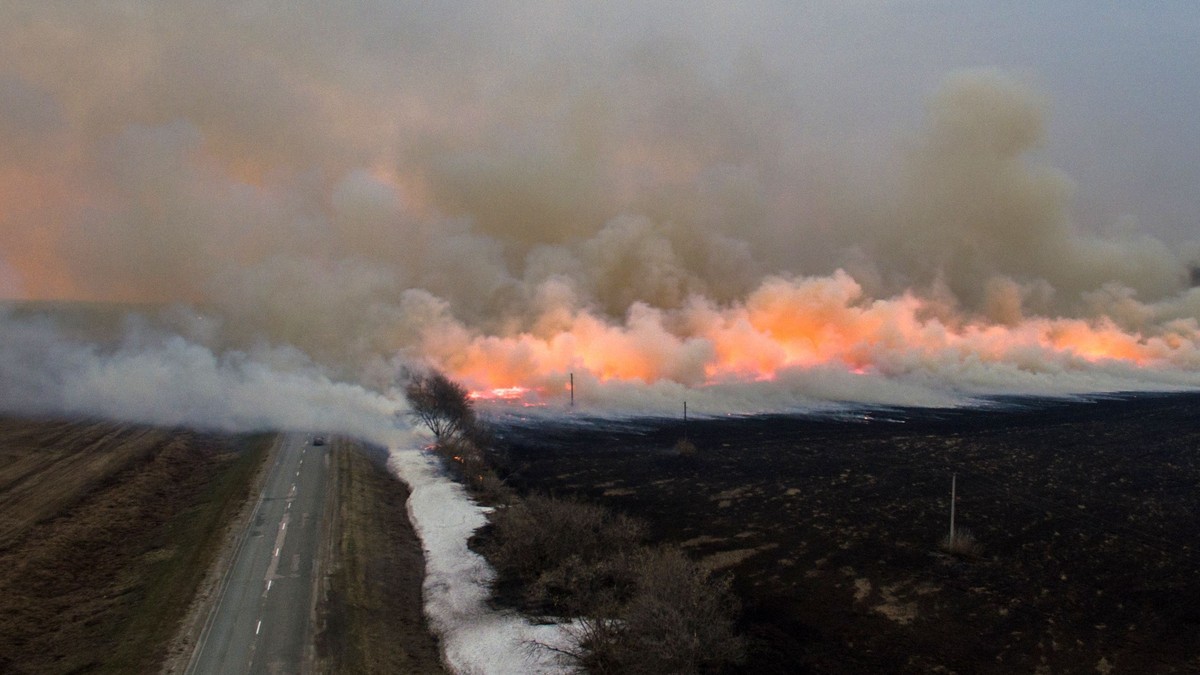 Incendiu uriaș în Siberia. Vladimir Putin a ordonat Armatei să intervină pentru stingerea flăcărilor