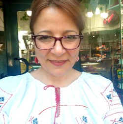 Mariana Giussani, în fața fostului ei magazin