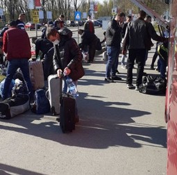 Aeroportul din Iași-oamenii așteaptă zborul spre Berlin