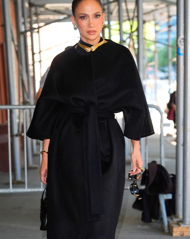Jennifer Lopez, în pantofi românești la plimbare prin New York. Cum a fost surprinsă vedeta