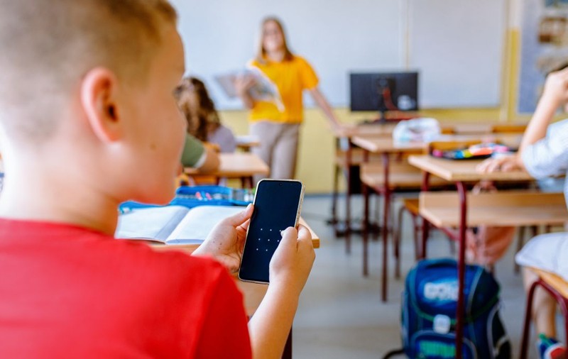 Telefoane interzise în școli și acces restricționat la conținut pentru adulți pentru elevii sub 16 ani din Polonia, de la 1 septembrie