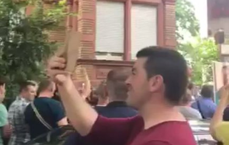 Mărturia unei românce, care a stat 10 ore la coadă la vot: „Oamenii care reușeau să voteze ieșeau plângând de fericire din secție. Nu am văzut niciodată atâta unitate între români”