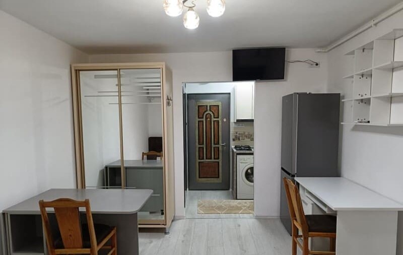 FOTO. Cum arată garsoniera cu bucătărie în hol pentru care se cer 300 de euro: „Numai în Cluj găsești genul ăsta de garsoniere”