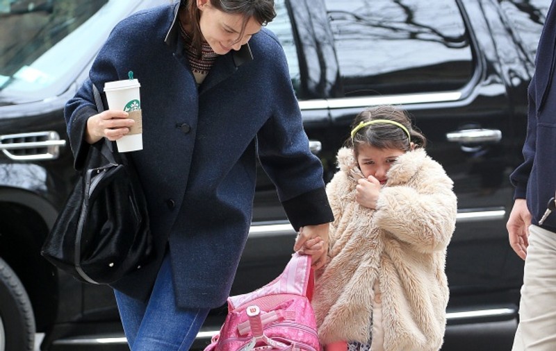 Un bărbat, despre Suri Cruise: "E o scârbă. E un copil mic şi răzgâiat" | VIDEO