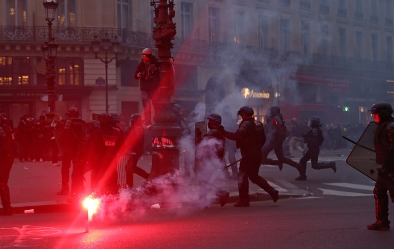Milioane de francezi au ieșit în stradă să protesteze față de reforma pensiilor. Ciocniri violente cu poliția, zeci de arestări