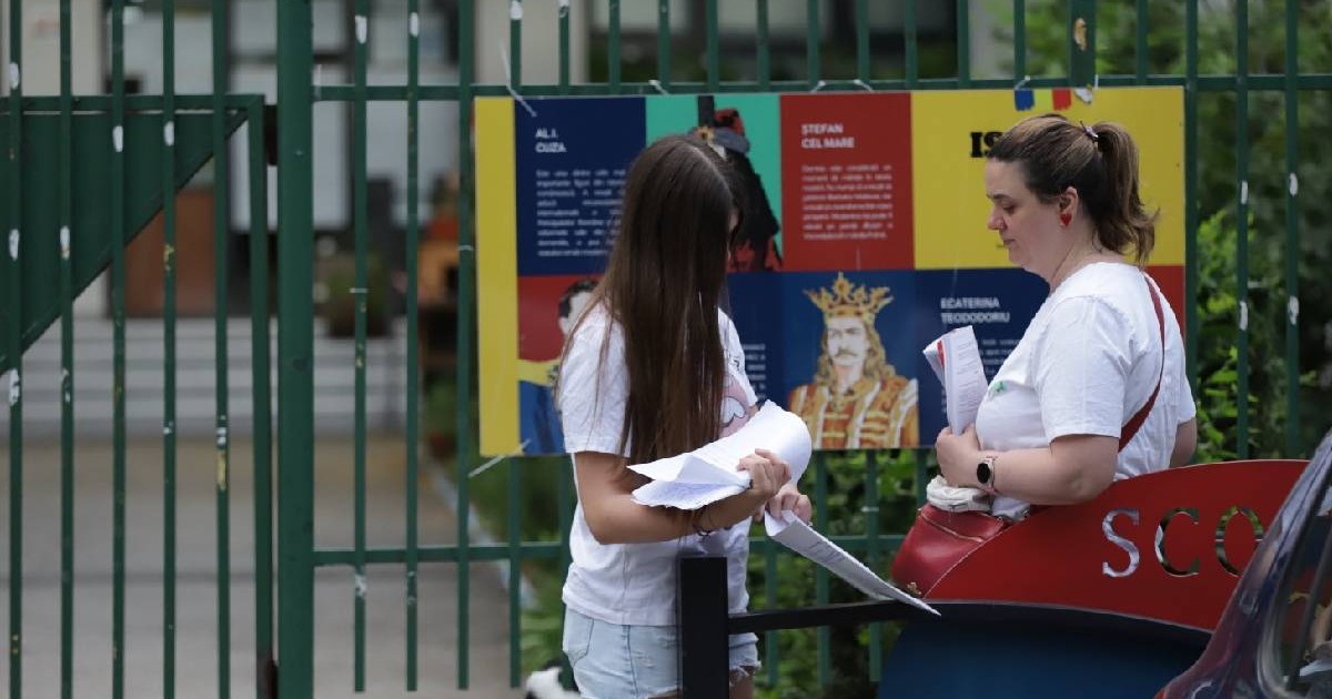 O elevă cu mama sa, în fața școlii în care susține proba de Limba Română pentru Evaluarea Națională 2026