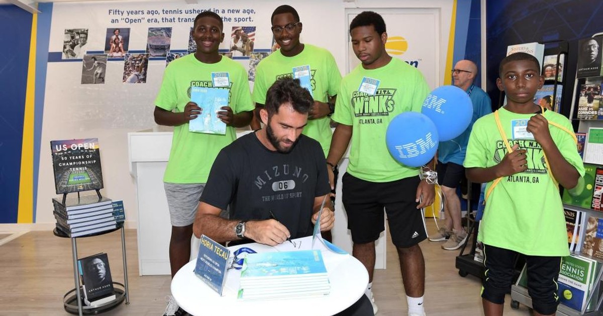 Horia Tecău, semnând autografe FOTO: usopen.org