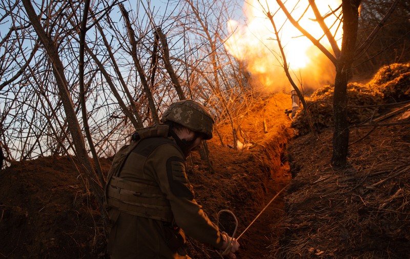 „Ne retragem sau așteptăm până când suntem uciși cu toții”. Armata rusă avansează în Donețk, exploatând apărarea vulnerabilă a Ucrainei