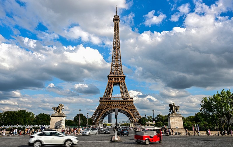 Aventură încheiată la poliție pentru un bărbat care a sărit cu parașuta de pe Turnul Eiffel
