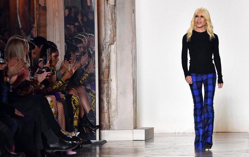 Casa de modă Versace va fi cumpărată de Michael Kors pentru 2 miliarde de dolari